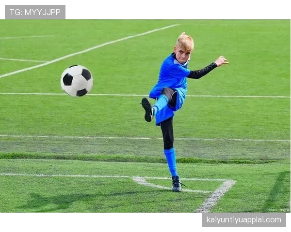 先踢到球就一定不犯规？规则拆解关键判定标准