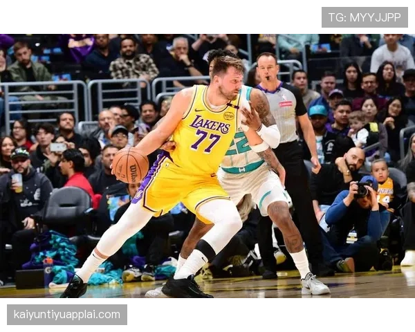 东契奇利用挡拆拉开空间提升三分效率，区别于其他得分手