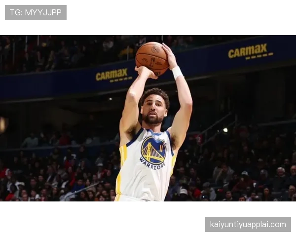 克莱·汤普森无球跑动制造防守裂隙，三分效率领跑后卫