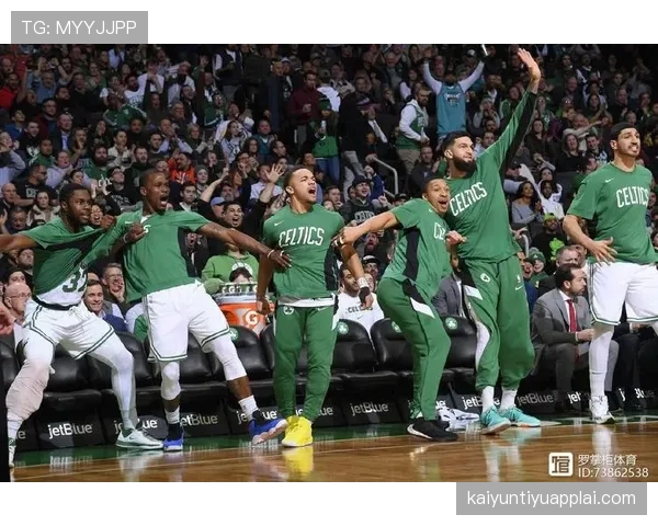 费舍尔利用挡拆制造防守空档提升关键时刻组织效率